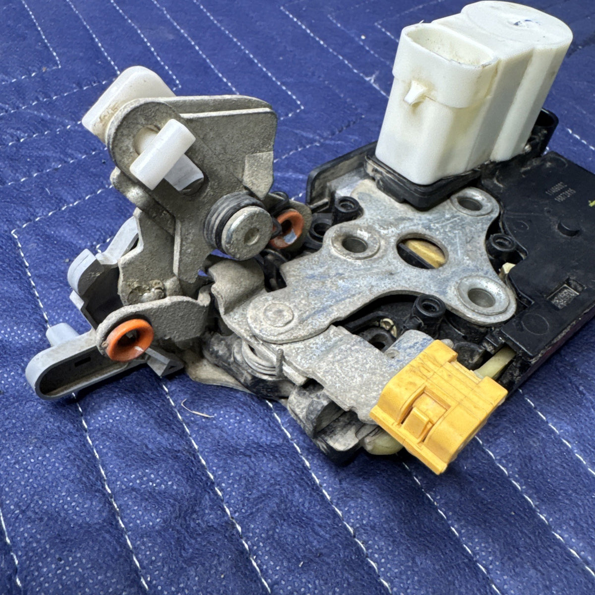 01-07 Silverado Sierra Tahoe Yukon Avalanche Rear Left Door Latch Lock Actuator