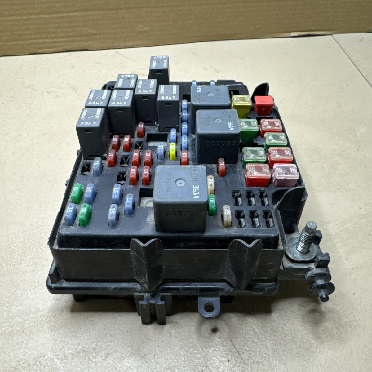 2003–2007 Silverado Sierra Underhood Fuse Box 15201928 OEM