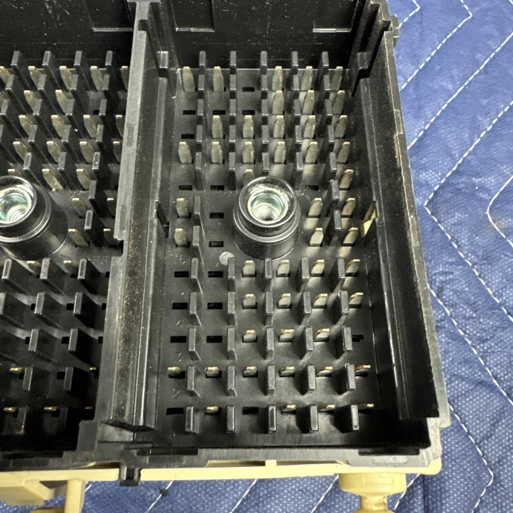 1999-2002 Chevrolet Silverado GMC Sierra Interior Fuse Box 15770997 OEM