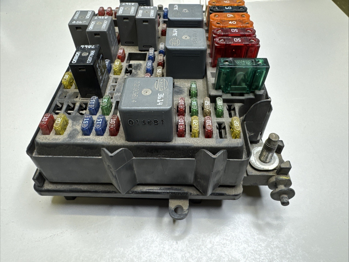 2000-2002 GMC Sierra Silverado Fuse Junction Box 15328806 OEM Tested