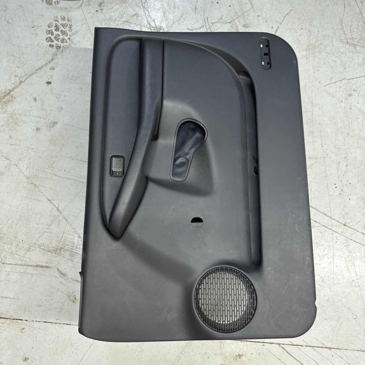 2003-2007 Silverado Sierra RH Manual Window Door Panel 15188272 OEM