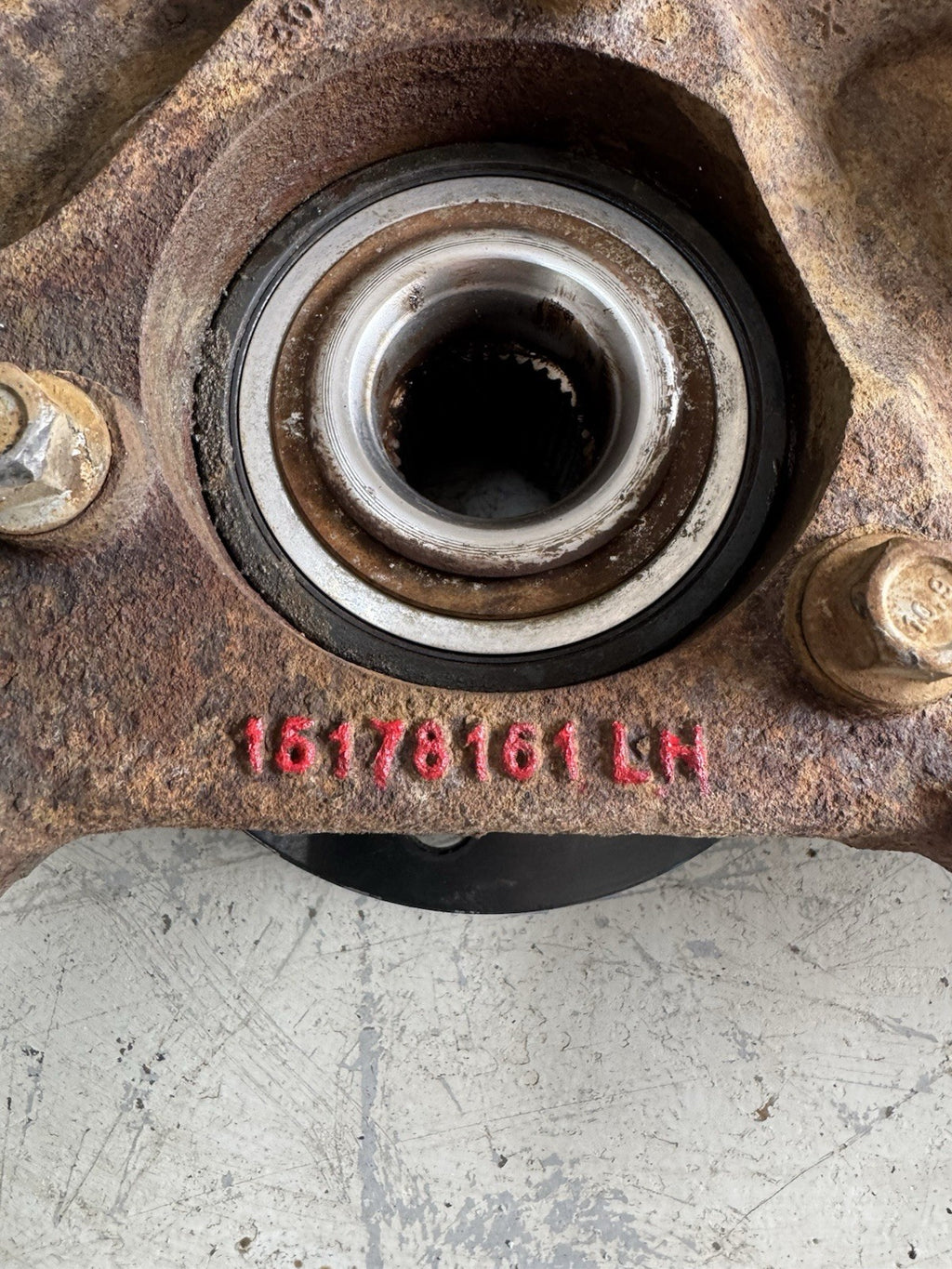1999–2007 Silverado Sierra 1500 LH Steering Knuckle Hub Assembly OEM