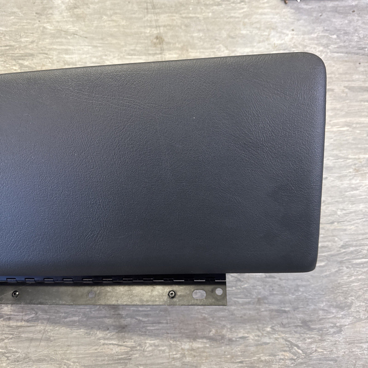 1999-2002 Chevrolet Silverado GMC Sierra Glove Box Assembly 15707423 OEM