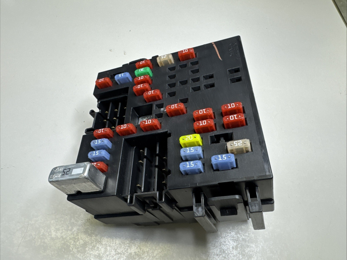 03-06 Silverado Sierra Interior Cabin Fuse Relay Junction Box 15058032 OEM