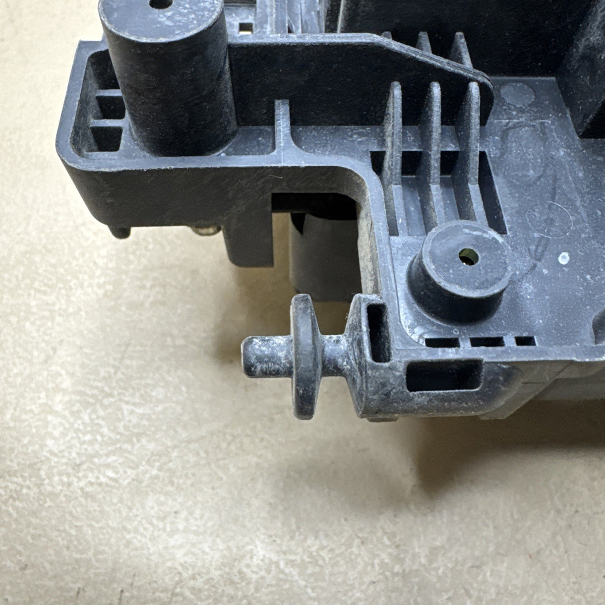 2003–2007 Silverado Sierra Underhood Fuse Box 15201928 OEM
