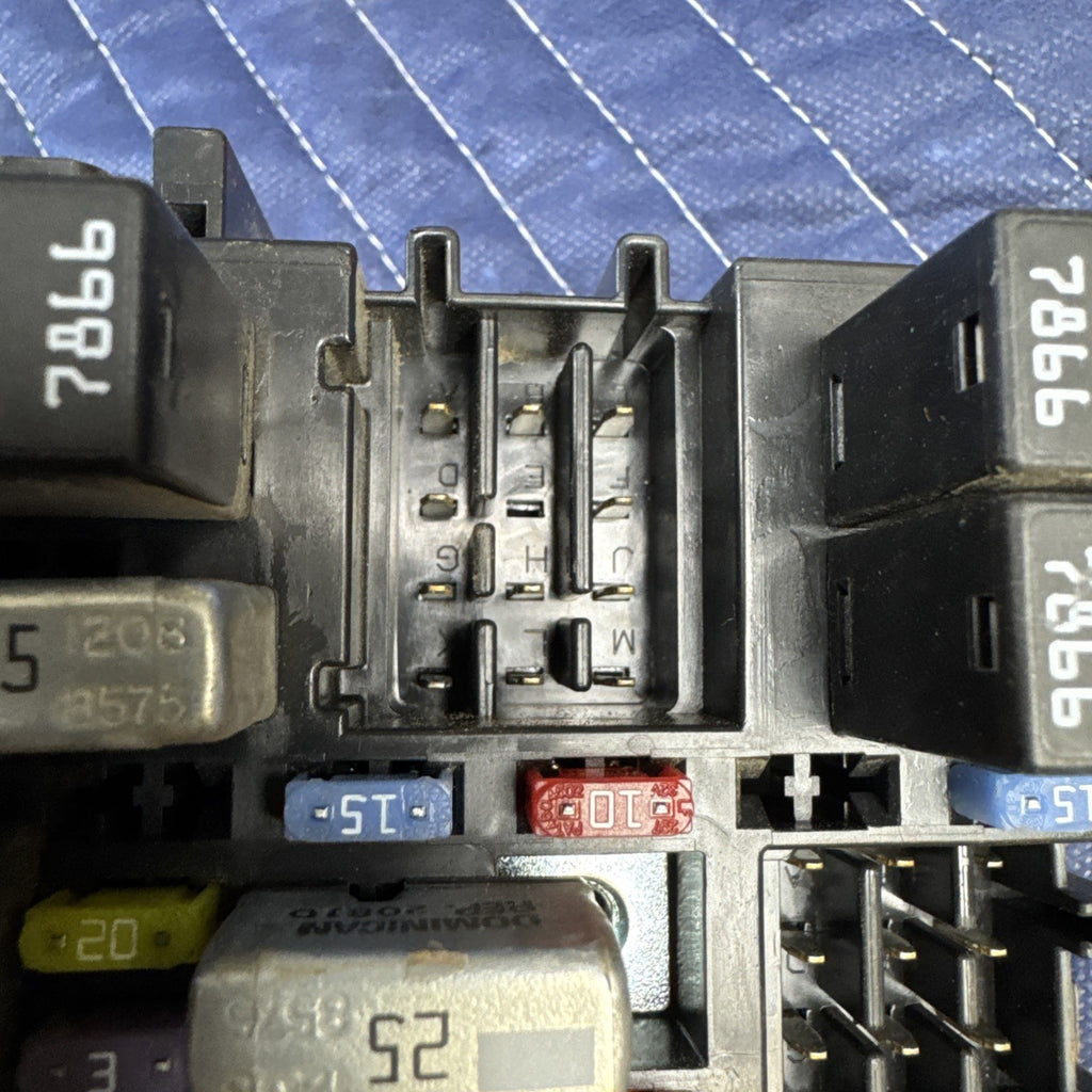 1999-2002 Chevrolet Silverado GMC Sierra Fuse Box Relay Block 15770992 OEM