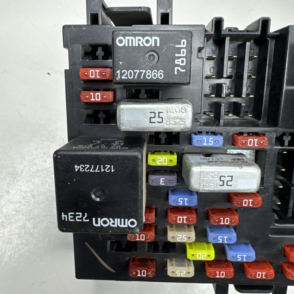1999-2006 Chevrolet Silverado GMC Sierra Fuse Box 15770992-01 OEM w/ Relays
