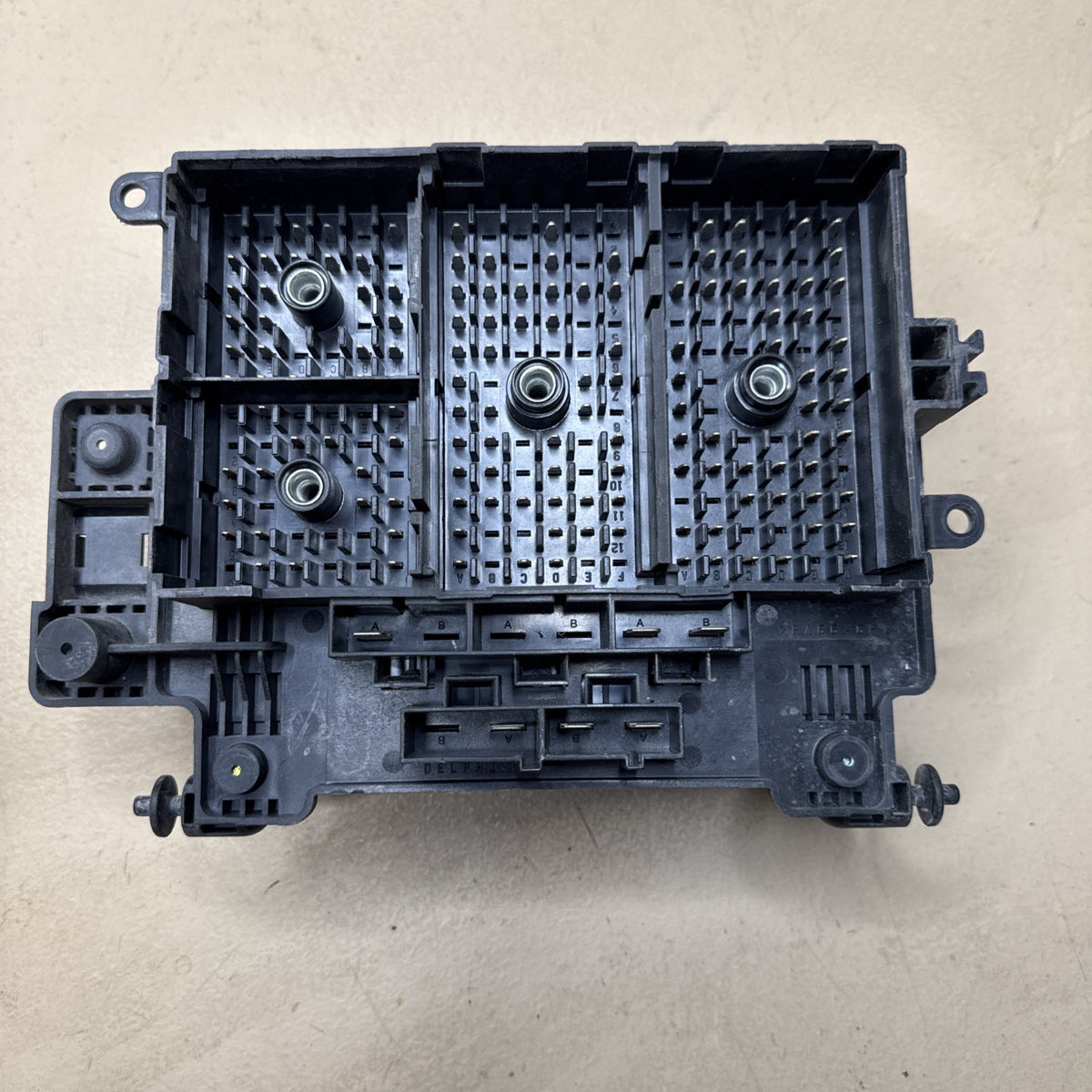 2003–2007 Silverado Sierra Underhood Fuse Box 15201928 OEM