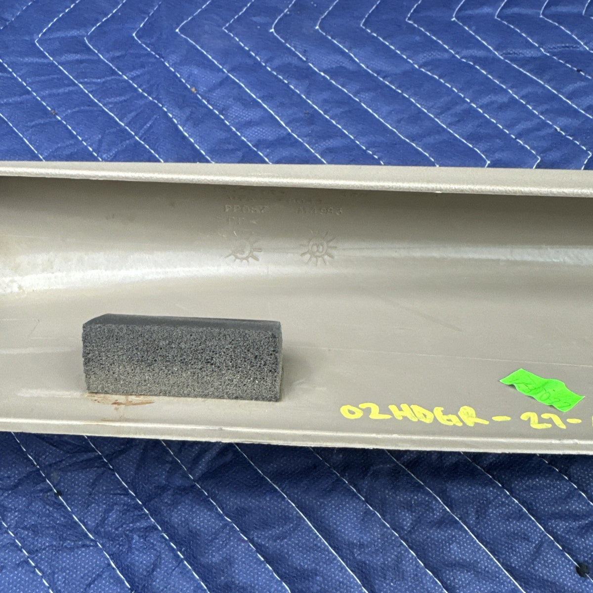 1999-2006 Chevrolet Silverado GMC Sierra A Pillar Trim RH 15073354 Tan OEM