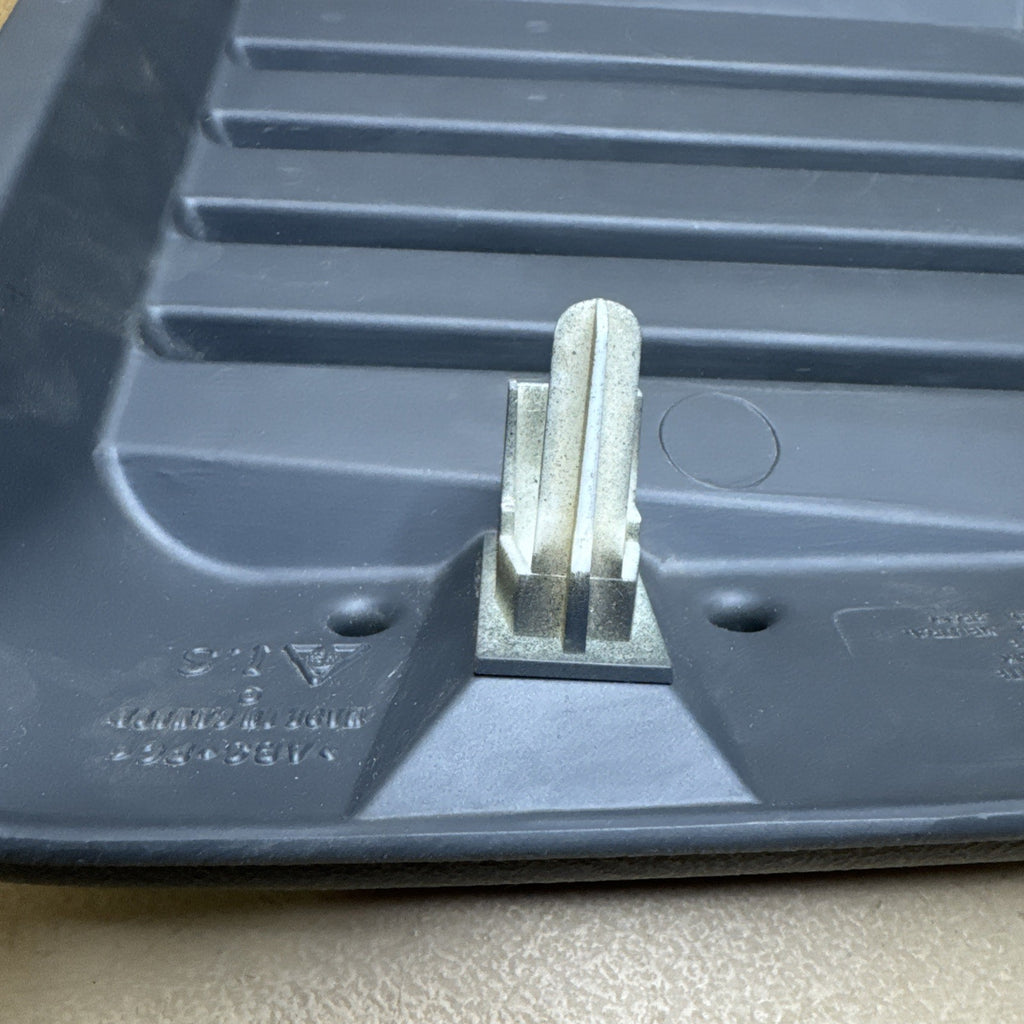 2000–2006 Silverado Sierra LH Knee Bolster Panel Medium Gray 15748089 OEM