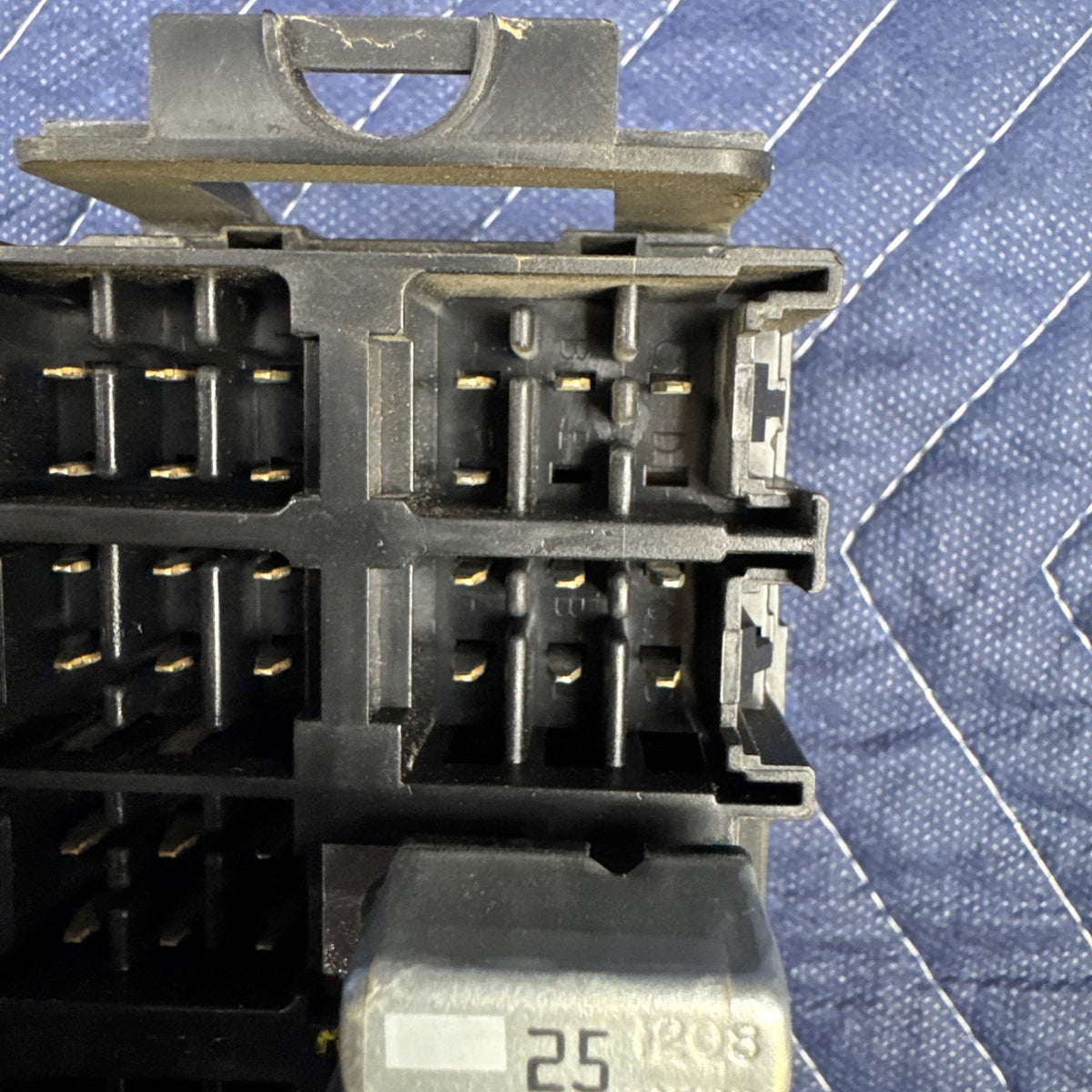 2000-2006 Chevrolet Silverado GMC Sierra Passenger Fuse Box 15770994 OEM