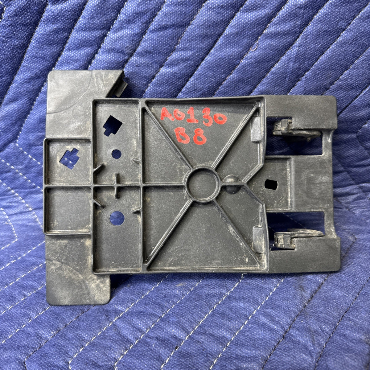 1999-2007 Silverado Sierra LS Engine Cover Retainer Bracket 12561510 OEM