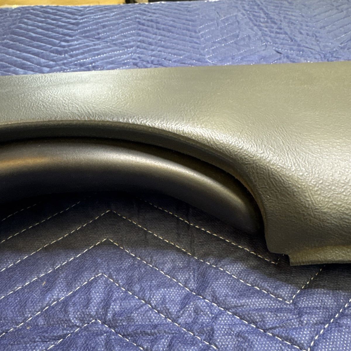 1999-2006 Chevrolet Silverado GMC Sierra LH Knee Bolster Panel 15999585 OEM