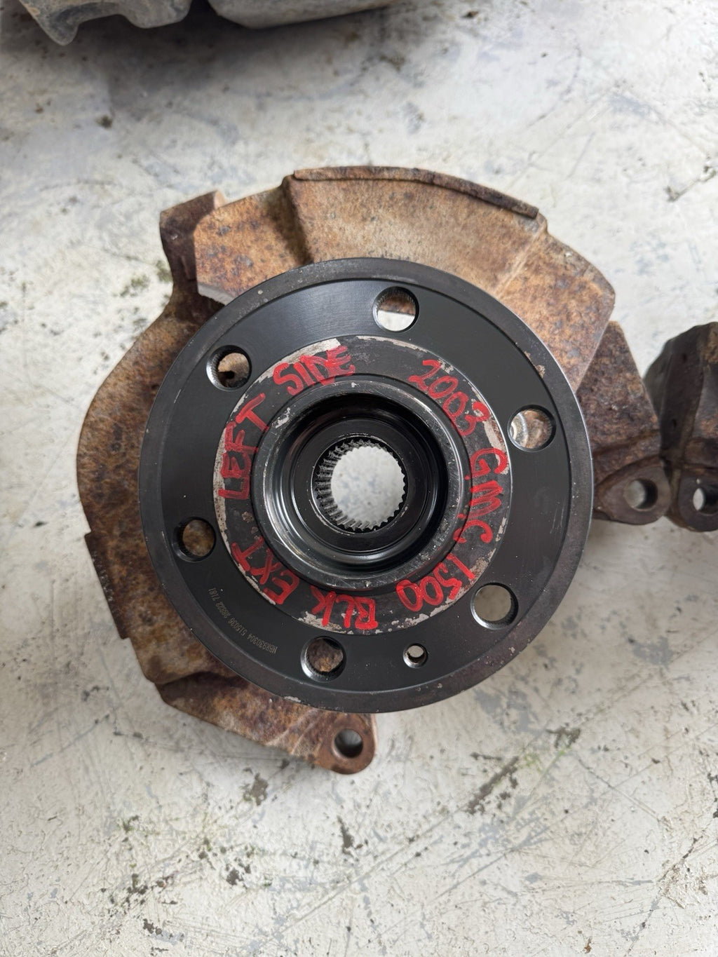 1999–2007 Silverado Sierra 1500 LH Steering Knuckle Hub Assembly OEM