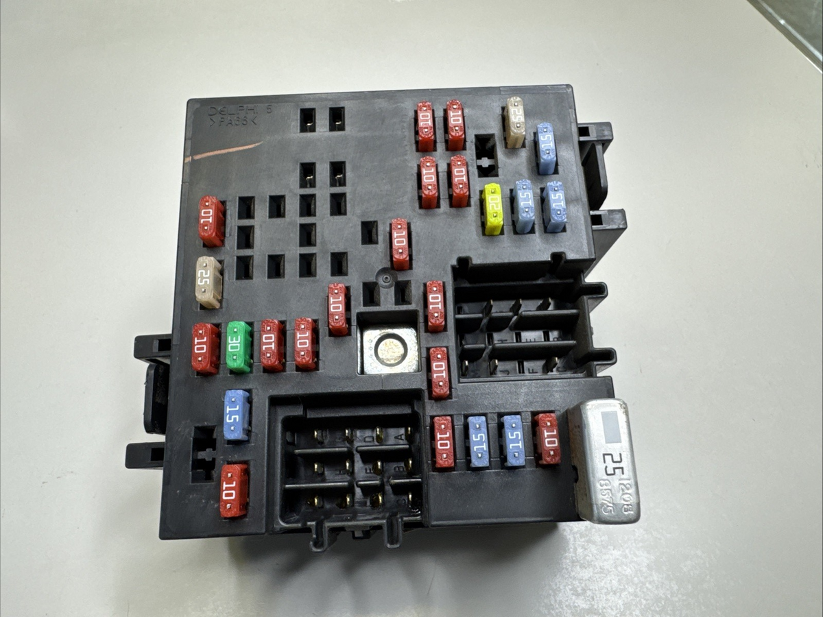 03-06 Silverado Sierra Interior Cabin Fuse Relay Junction Box 15058032 OEM