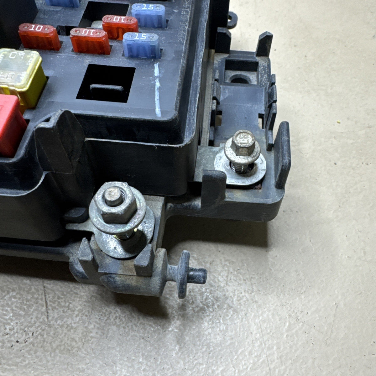 2003–2007 Silverado Sierra Underhood Fuse Box 15201928 OEM