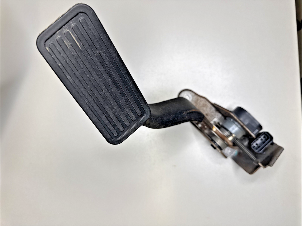 2000-2003 Silverado Sierra Fixed Gas Accelerator Pedal with Sensor 15177923 OEM
