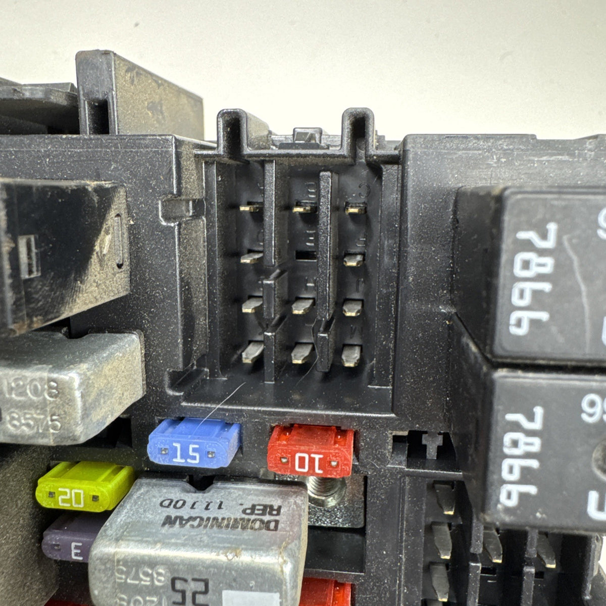 1999-2006 Chevrolet Silverado GMC Sierra Fuse Box 15770992-01 OEM w/ Relays