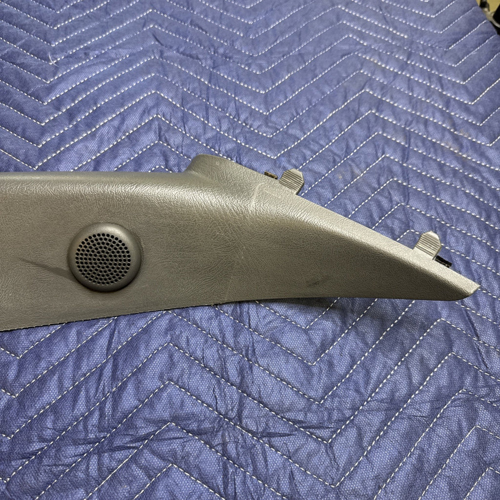 1999-2007 Chevrolet Silverado GMC Sierra RH A Pillar Trim 15198686 Bose OEM