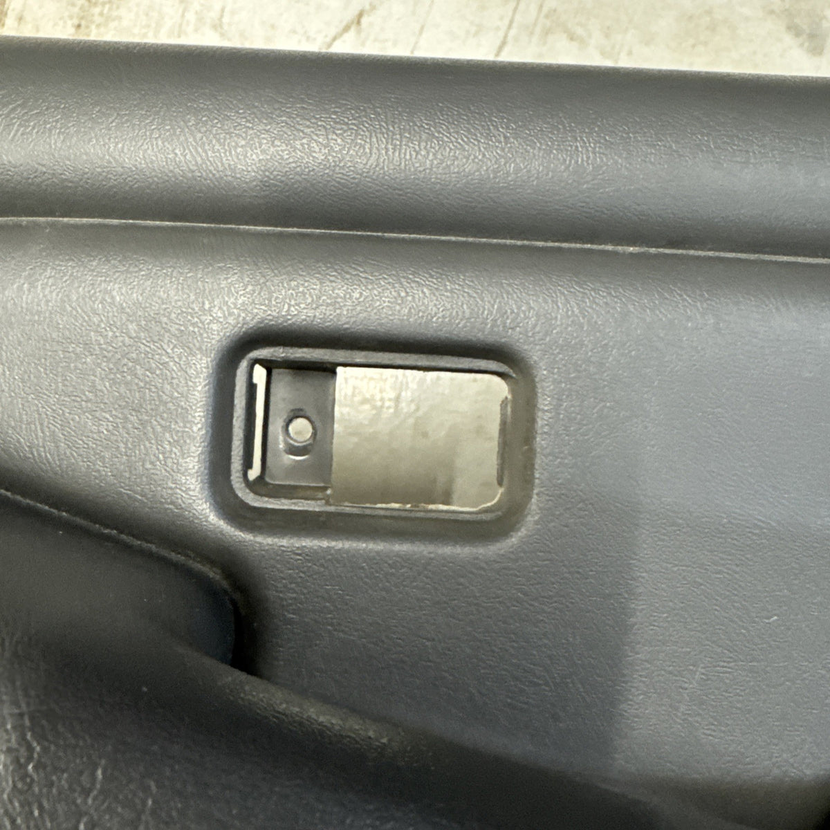 2003-2007 Silverado Sierra RH Manual Window Door Panel 15188272 OEM
