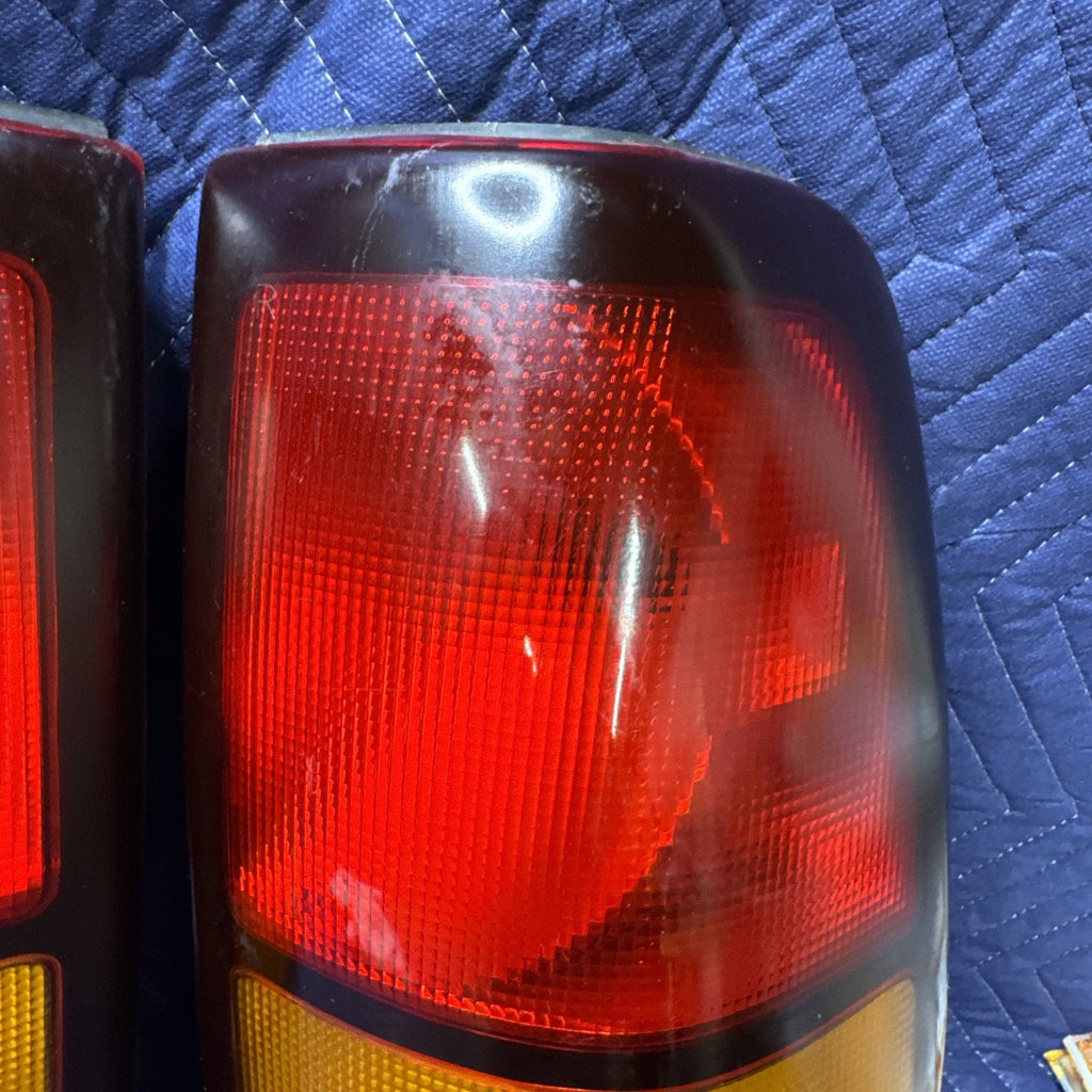 1999-2002 Silverado Sierra Tail Light Set LH RH 16524823 16524516 OEM