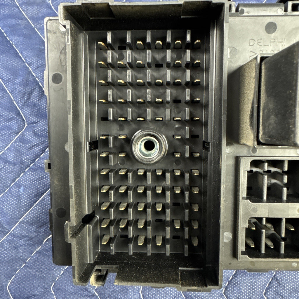 1999-2002 Chevrolet Silverado GMC Sierra Fuse Box Relay Block 15770992 OEM