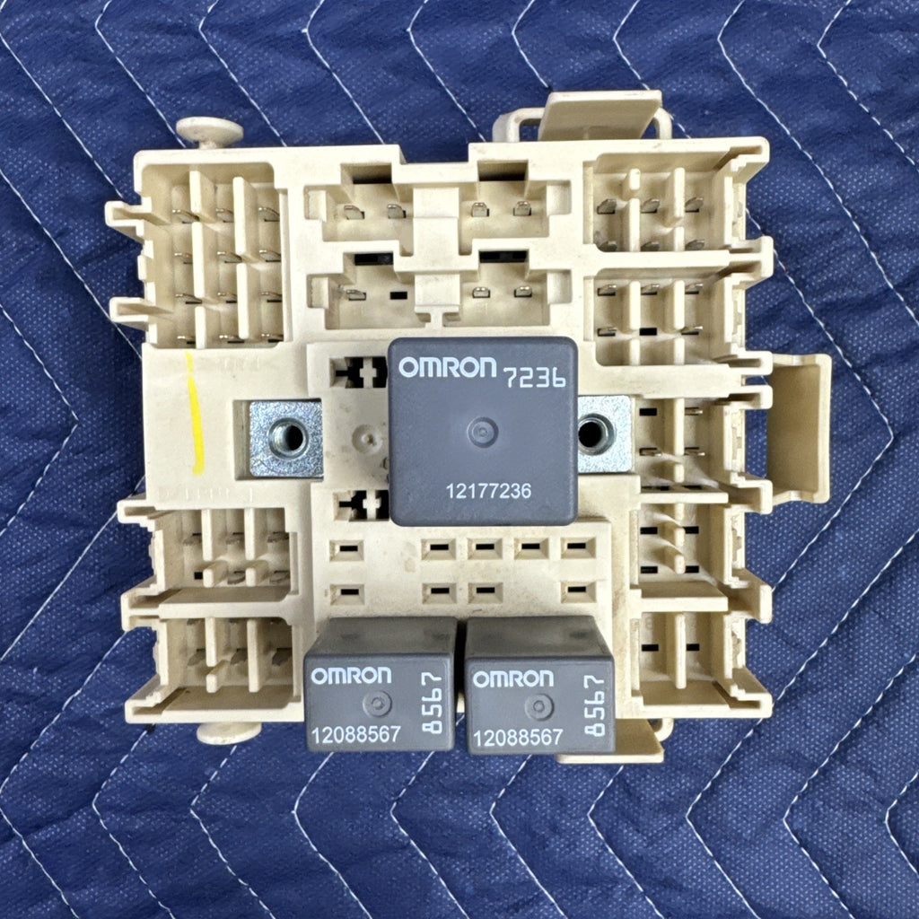 1999-2002 Chevrolet Silverado GMC Sierra Interior Fuse Box 15770997 OEM