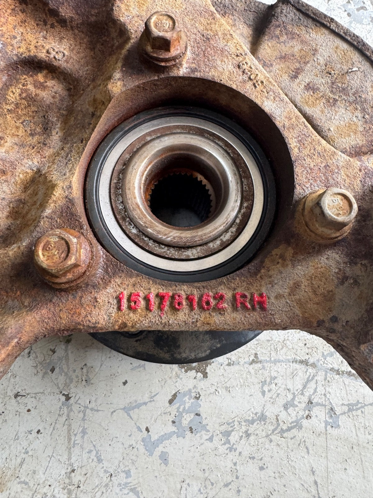1999–2007 Silverado Sierra 1500 RH Steering Knuckle Hub Assembly OEM
