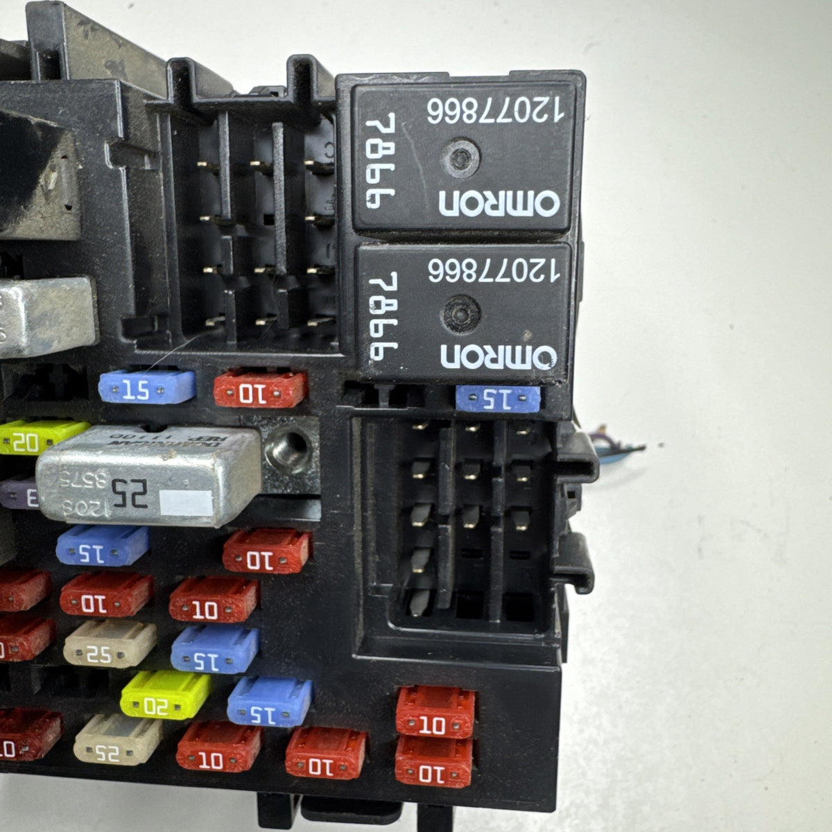 1999-2006 Chevrolet Silverado GMC Sierra Fuse Box 15770992-01 OEM w/ Relays