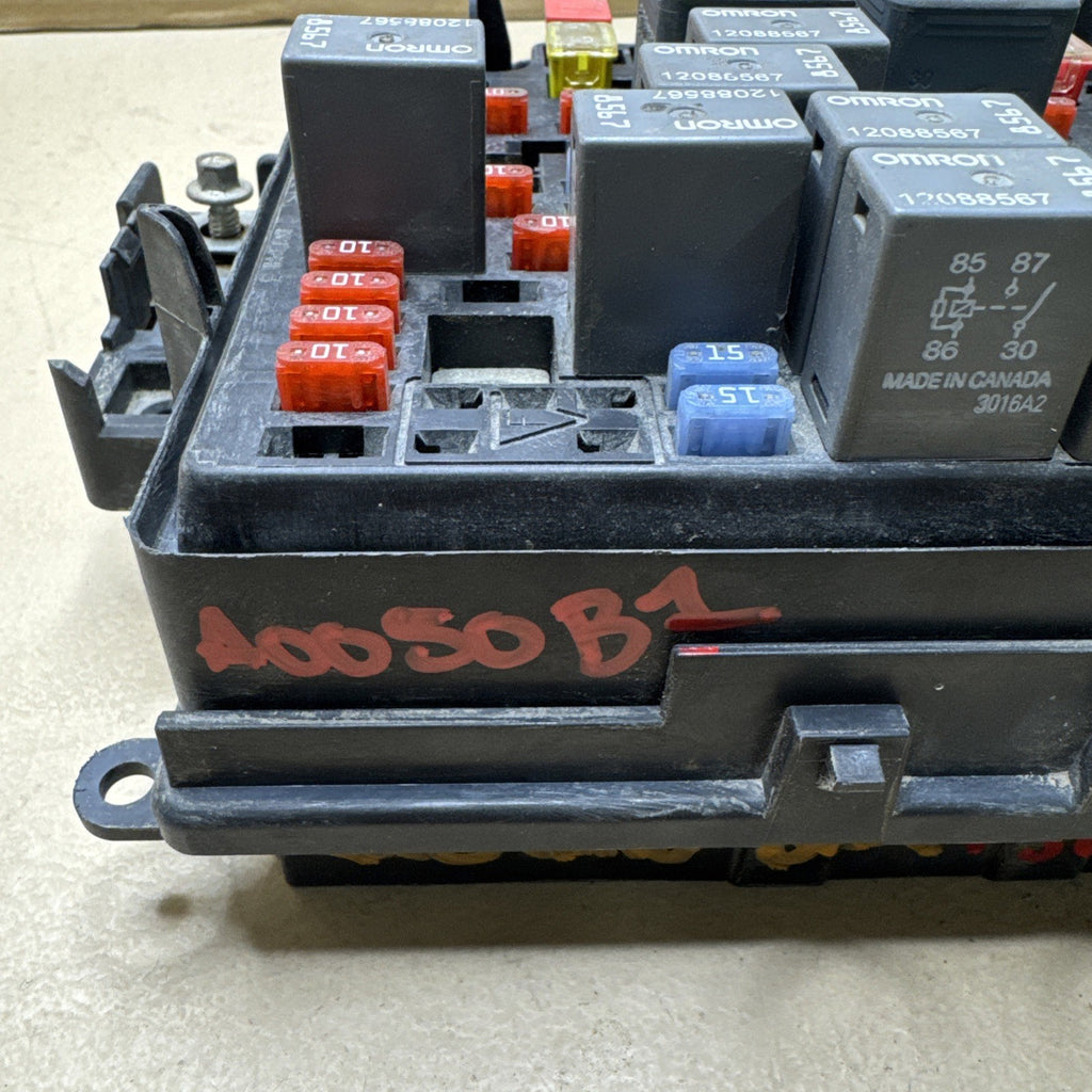 2003–2007 Silverado Sierra Underhood Fuse Box 15201928 OEM