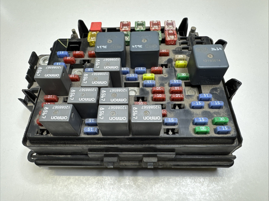 2003 GMC Sierra Silverado Underhood Fuse Box Relay Center 15201928 OEM Tested