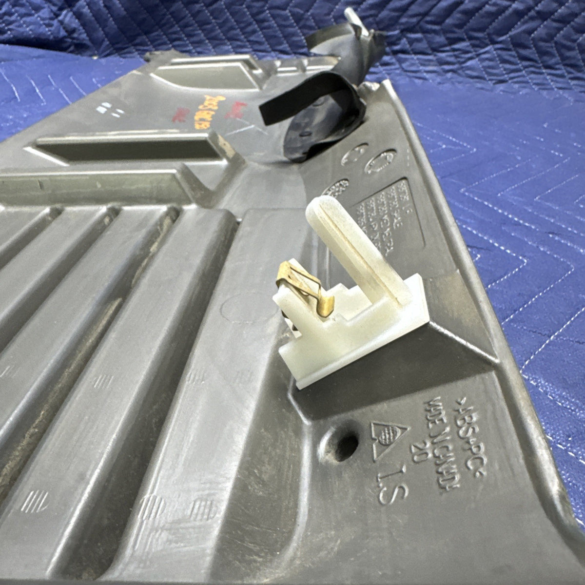 03-07 Silverado Sierra Tahoe Yukon Lower Dash Knee Bolster 15187082 OEM SHALE