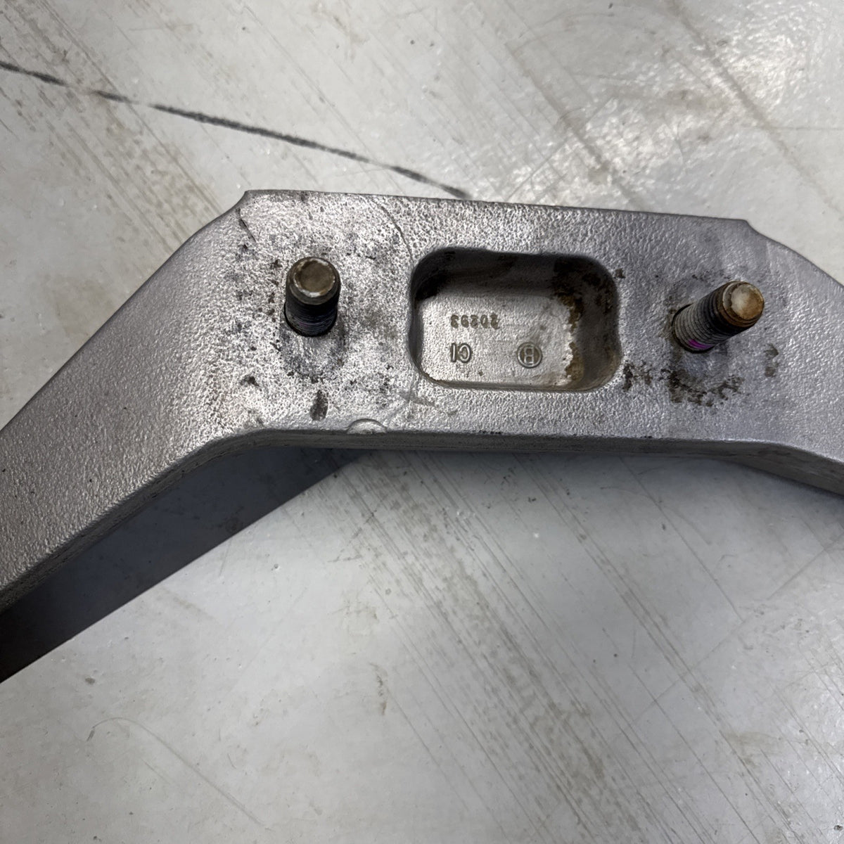 1999–2006 Silverado Sierra Front Differential Mount Bracket 15999802 OEM