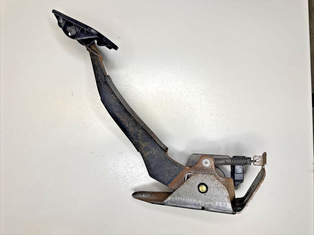 2000-2003 Silverado Sierra Fixed Gas Accelerator Pedal with Sensor 15177923 OEM