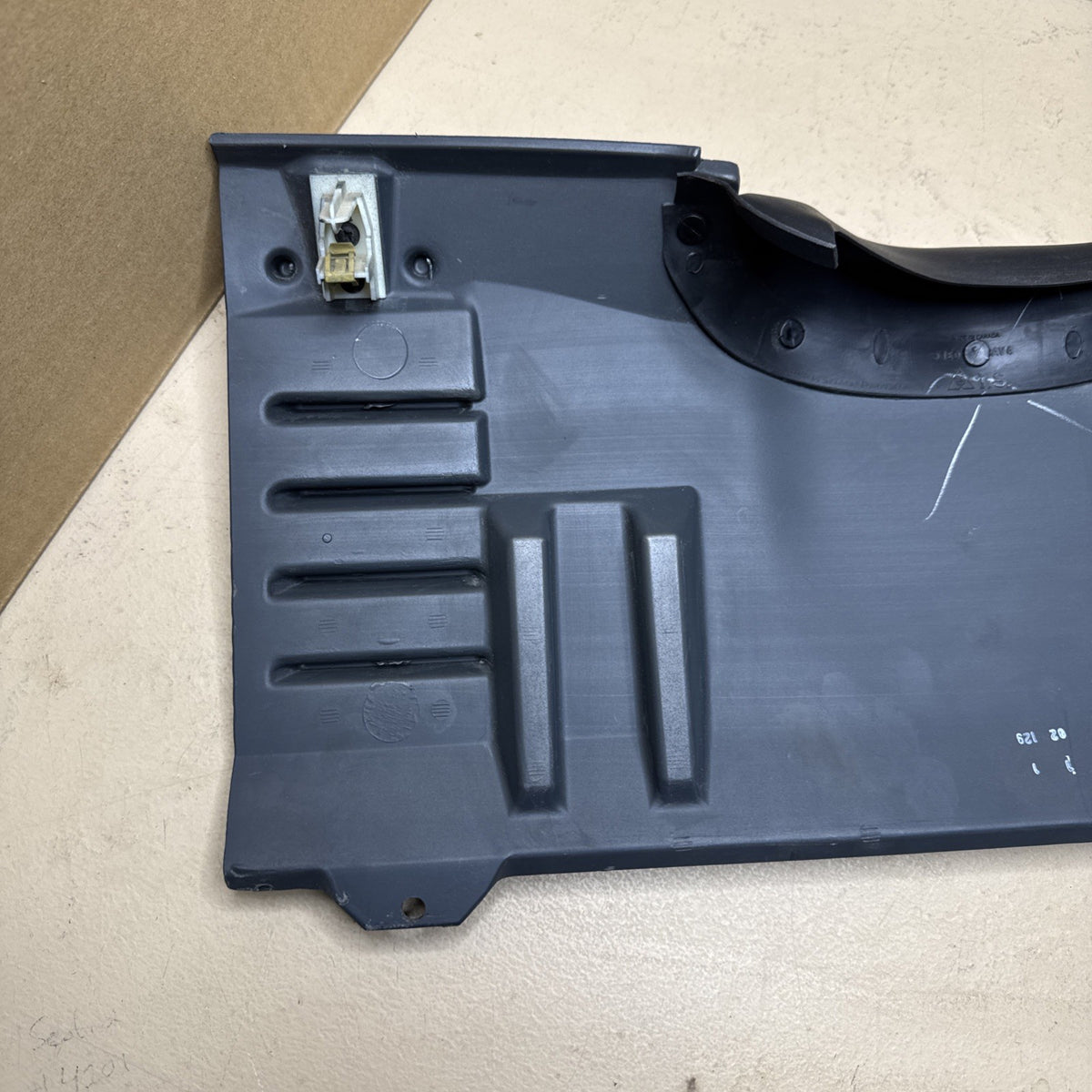 2000–2006 Silverado Sierra LH Knee Bolster Panel Medium Gray 15748089 OEM