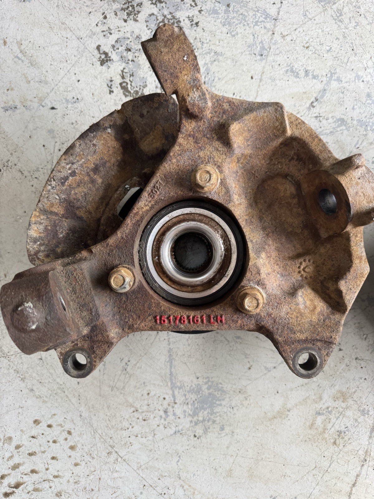 1999–2007 Silverado Sierra 1500 LH Steering Knuckle Hub Assembly OEM