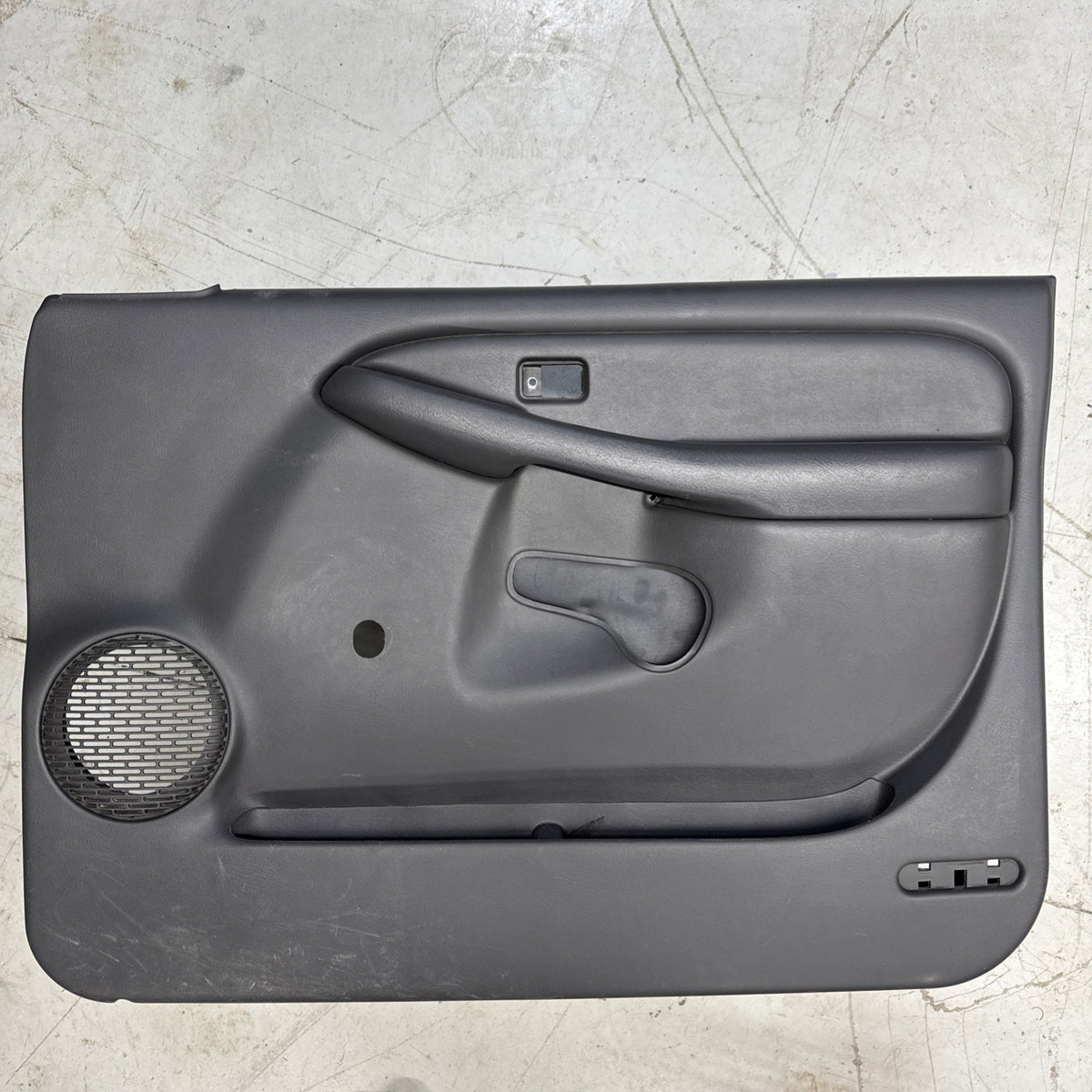2003-2007 Silverado Sierra RH Manual Window Door Panel 15188272 OEM