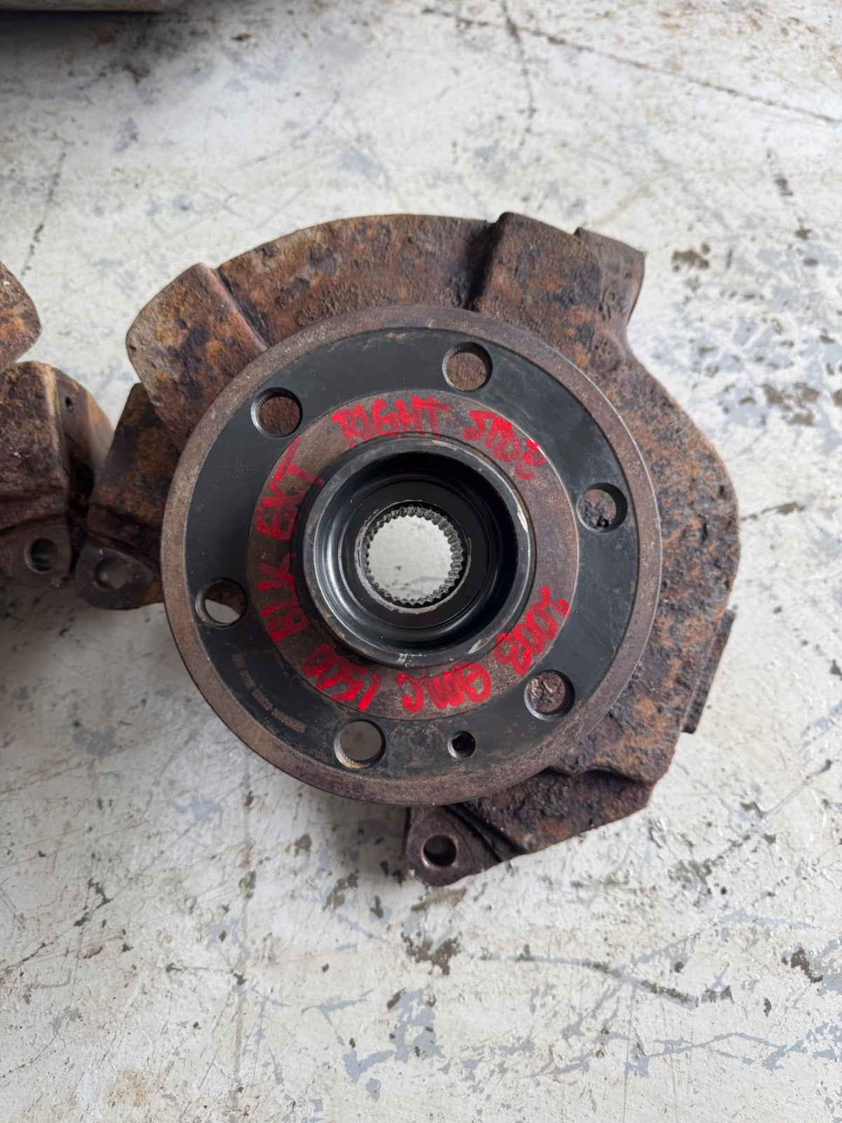 1999–2007 Silverado Sierra 1500 RH Steering Knuckle Hub Assembly OEM