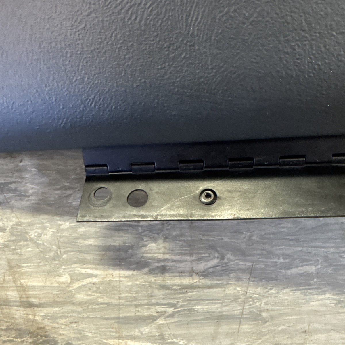 1999-2002 Chevrolet Silverado GMC Sierra Glove Box Assembly 15707423 OEM