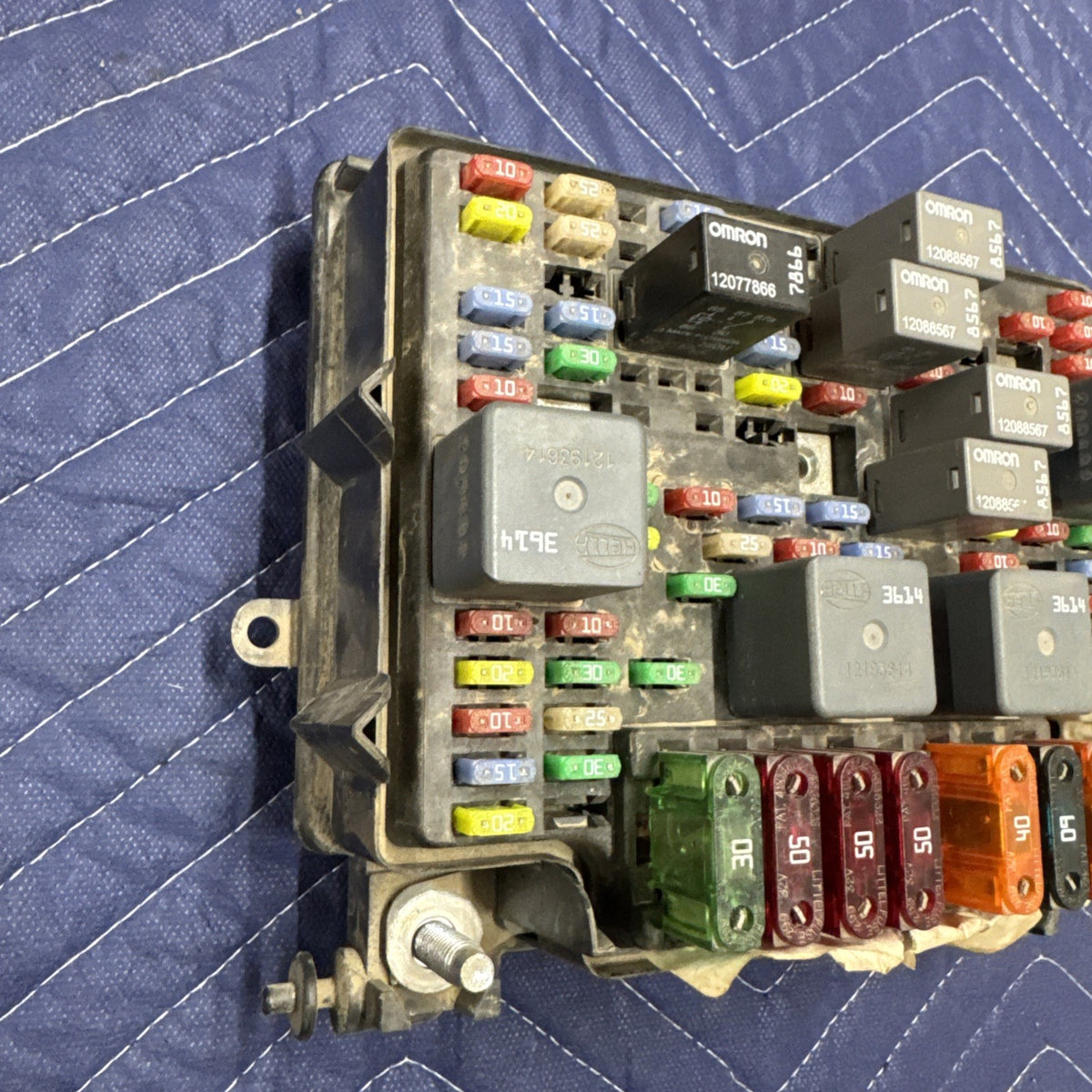 1999–2002 Silverado Sierra Engine Fuse Box Junction Block 12193645 OEM