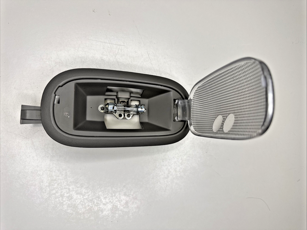 99-06 GMC Sierra Chevrolet Silverado Dome Light 15771414 OEM Tested Grey