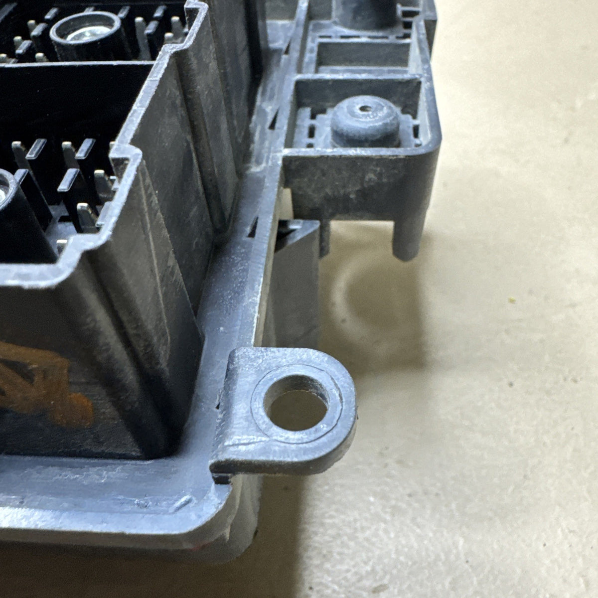 2003–2007 Silverado Sierra Underhood Fuse Box 15201928 OEM