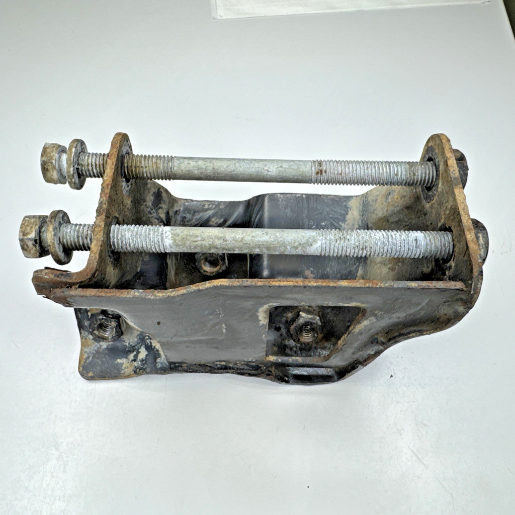 01-06 Silverado Sierra 1500 HD 6.0L Engine Mount Bracket Pair Left Right OEM