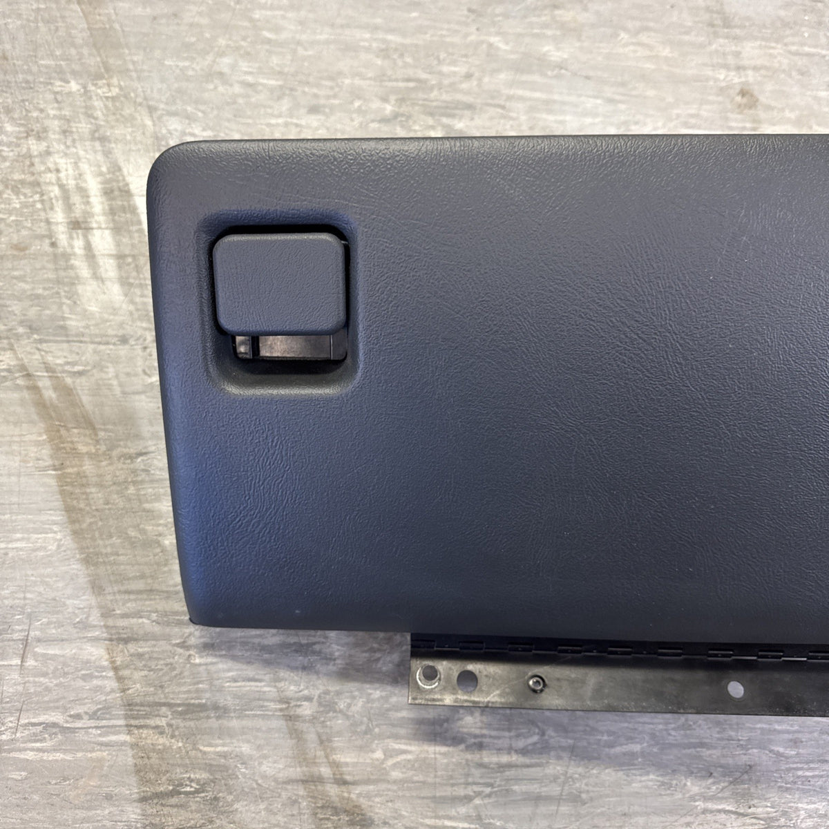 1999-2002 Chevrolet Silverado GMC Sierra Glove Box Assembly 15707423 OEM