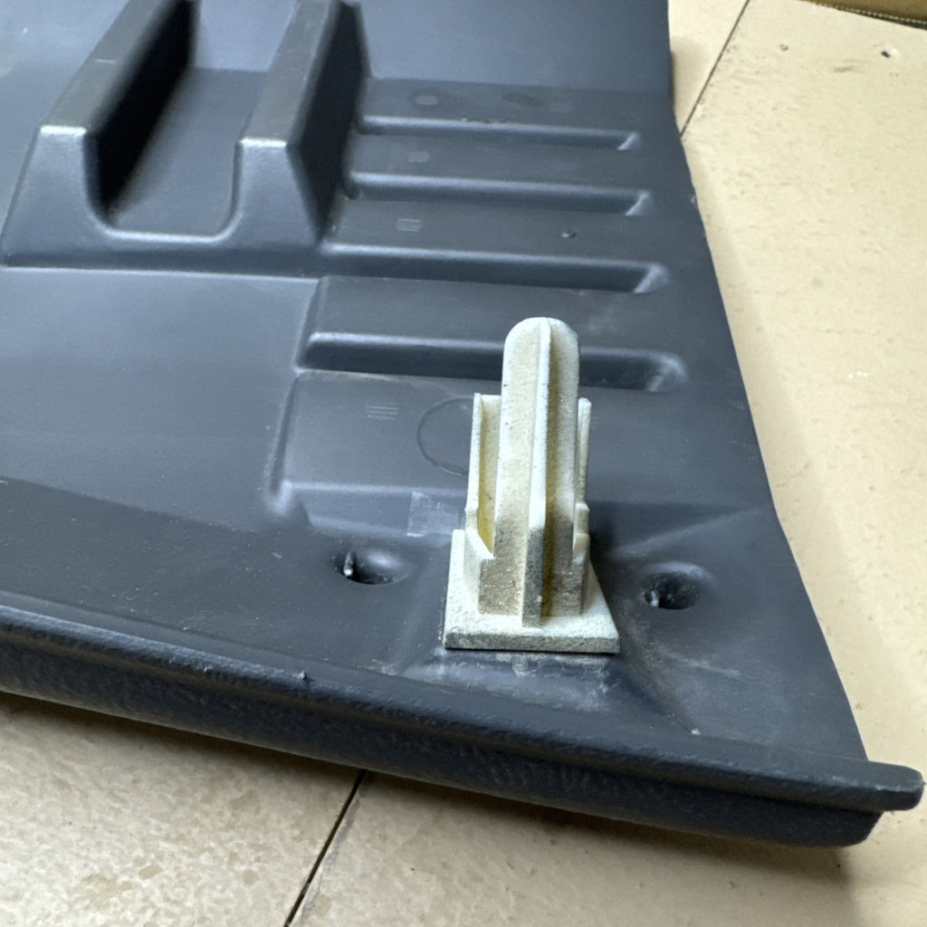 2000–2006 Silverado Sierra LH Knee Bolster Panel Medium Gray 15748089 OEM