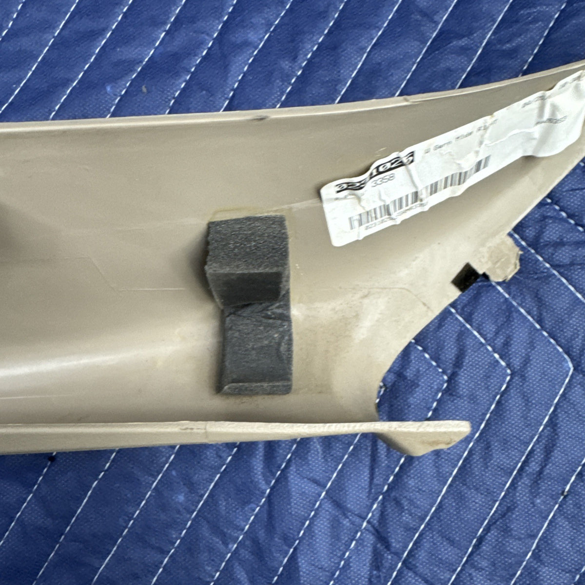 1999-2006 Chevrolet Silverado GMC Sierra A Pillar Trim RH 15073354 Tan OEM