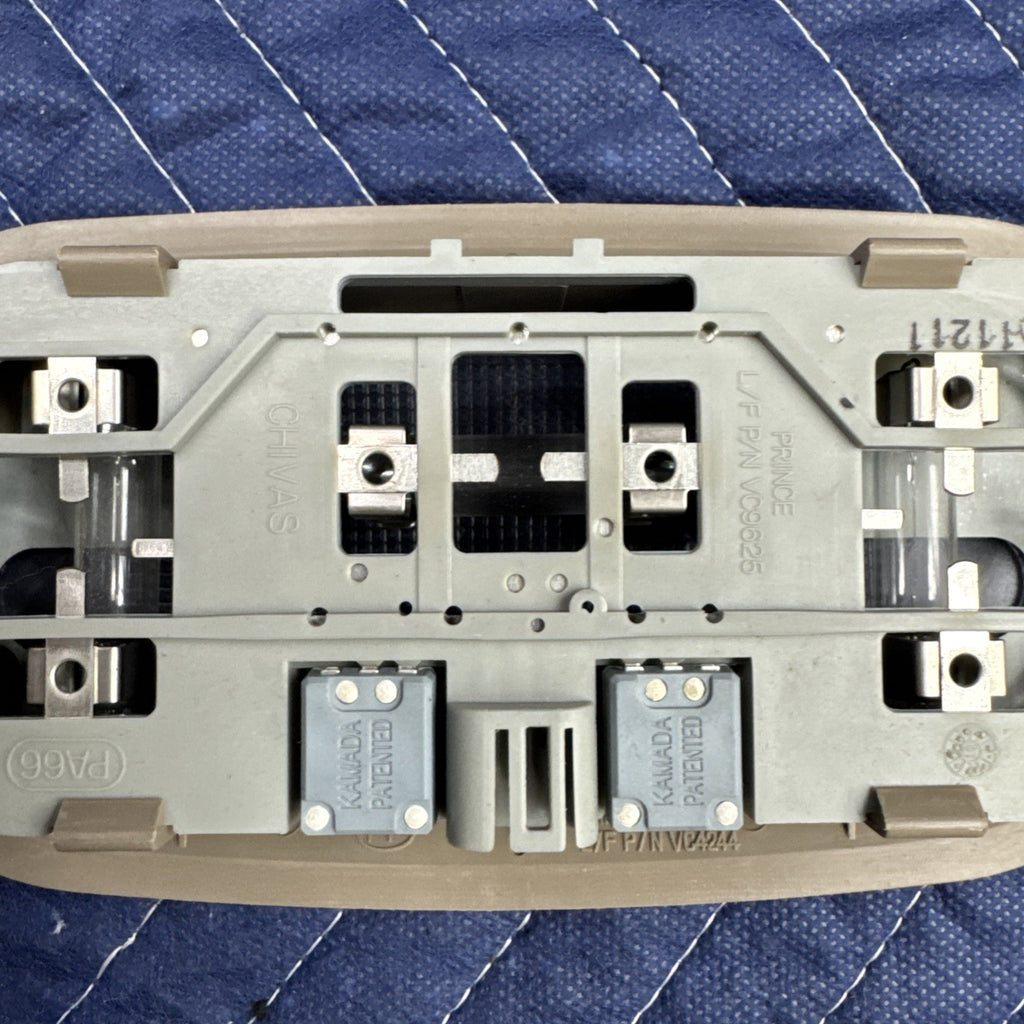 2000-2006 Chevrolet Silverado GMC Sierra Dome Light Assembly OEM Tan