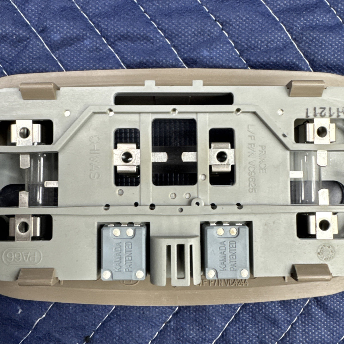 2000-2006 Chevrolet Silverado GMC Sierra Dome Light Assembly OEM Tan