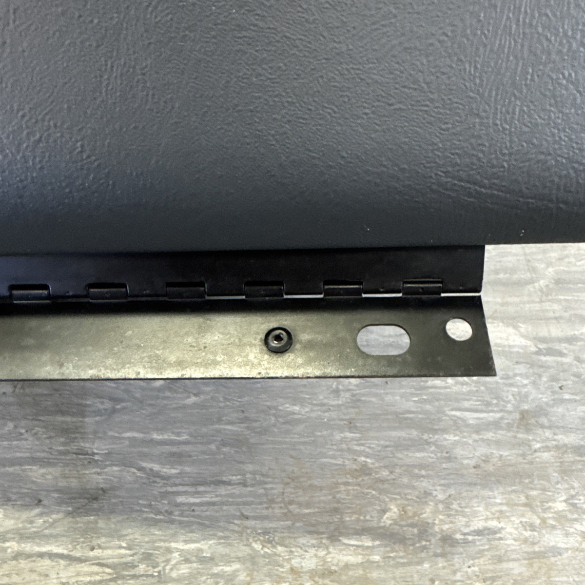 1999-2002 Chevrolet Silverado GMC Sierra Glove Box Assembly 15707423 OEM