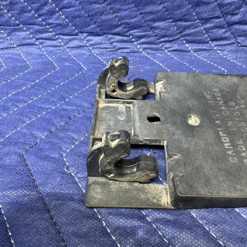 1999-2007 Silverado Sierra LS Engine Cover Retainer Bracket 12561510 OEM